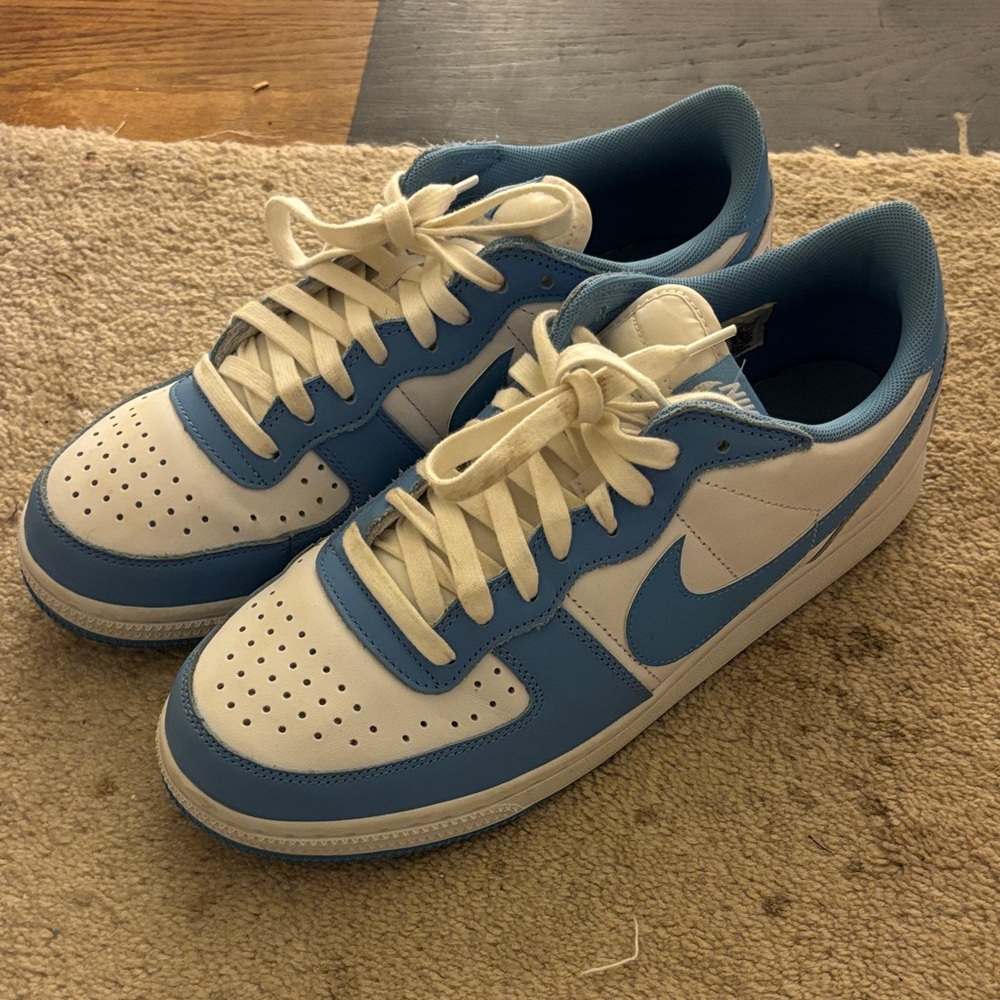 Nike Low-Top Sneakers in White and Light Blue